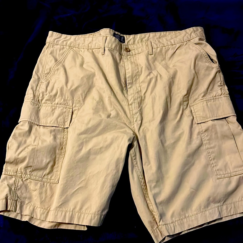 Mens Levi’s cargo shorts khaki tan 42 waist
